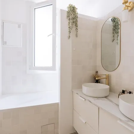 Gorgeous Modern 1bd Oberkampf! *